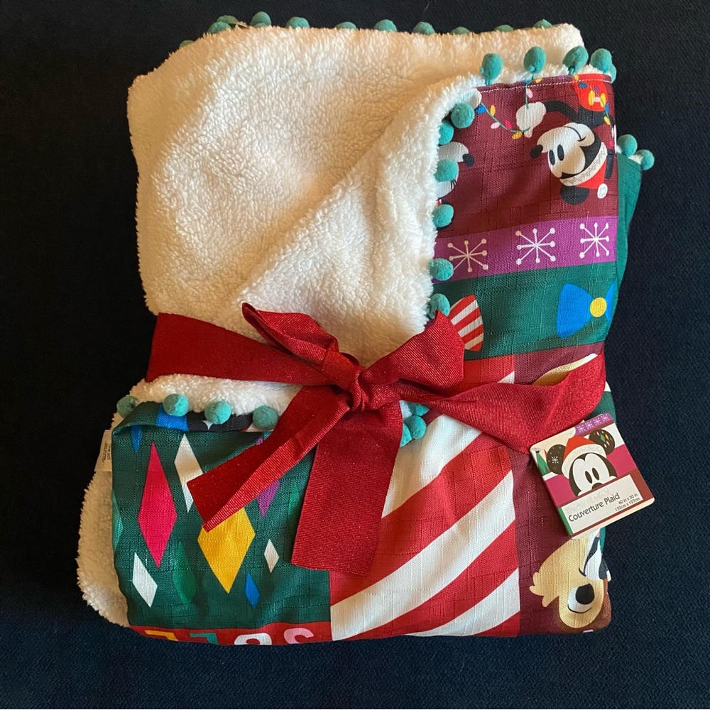 Disney Holiday Blanket Couverture Plaid with Red and Green Accents